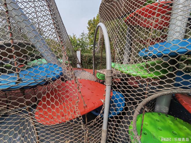 九游娛樂：公園設(shè)施損壞只掛牌不維修？(圖1)