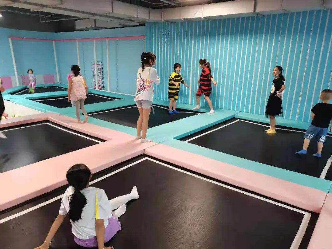 九游app：兒童樂(lè)園里有哪些人氣爆棚的小型游樂(lè)項(xiàng)目設(shè)備？(圖1)