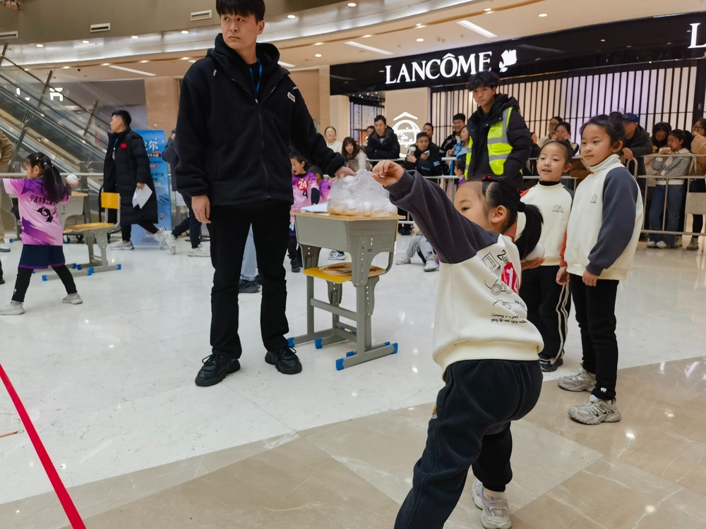 九游app：寧波市少幼兒體育表演大會舉行 300余名萌娃展示運(yùn)動(dòng)技能(圖1)