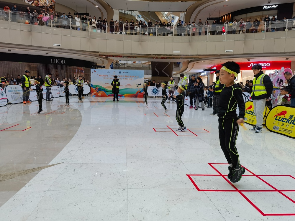九游app：寧波市少幼兒體育表演大會舉行 300余名萌娃展示運(yùn)動(dòng)技能(圖5)