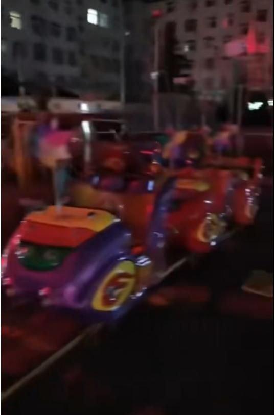 九游娛樂：痛心！游樂小火車撞上一兒童致其身亡安全警鐘再次敲響(圖2)