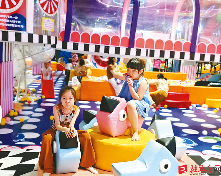 夏夜“遛”娃 快樂“童”行