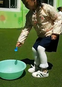 媽媽的創(chuàng)意游戲：讓小朋友在家里踢足球樂趣無限！