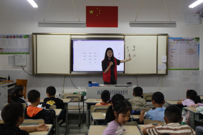 2堂特色課多項互動游戲 湖大文學院學子創(chuàng)新推普教育潤澤五峰童心(圖3)