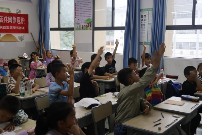 2堂特色課多項互動游戲 湖大文學院學子創(chuàng)新推普教育潤澤五峰童心(圖5)